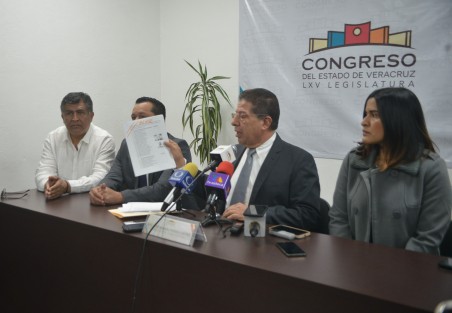 Juan Manuel Pozos Castro, presidente de la mesa directiva del Congreso local,  informó que las más de 400 solicitudes de aspirantes a las 13 magistraturas vacantes, serán entregadas al gobernador Cuitláhuac García Jiménez para que regrese a la legislatura  los nombres de quienes las ocuparán estos puestos. 