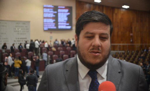 El diputado local Erick Aguilar recomendó al gobernador no andar en ADO, ya que comenta la seguridad ni está del todo bien, para esto qué es mejor andar en vocho como él. 