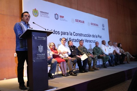 El gobernador de Veracruz, Cuitláhuac García Jiménez, anunció el primer reforzamiento de seguridad en la zona sur de la entidad, con el arranque del programa Unidos para la Construcción de la Paz, a través del cual se combatirán los delitos de alto impacto.