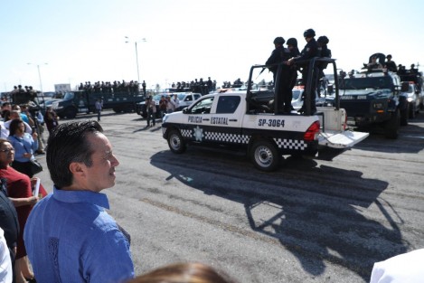 El gobernador de Veracruz, Cuitláhuac García Jiménez, anunció el primer reforzamiento de seguridad en la zona sur de la entidad, con el arranque del programa Unidos para la Construcción de la Paz, a través del cual se combatirán los delitos de alto impacto. En este operativo participan las secretarías de la Defensa Nacional (SEDENA) y de Marina (SEMAR), así como la Policía Federal (PF), la Secretaría de Seguridad Pública (SSP) y policías municipales.
