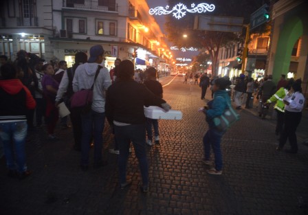 Por segundo día vendedores de pirotecnia se manifestaron por algunos minutos sobre la calle Enríquez, piden vender libremente su mercancía en los alrededores del mercado Jáuregui y El Árbol.
