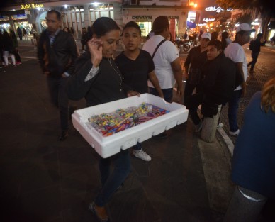 Por segundo día vendedores de pirotecnia se manifestaron por algunos minutos sobre la calle Enríquez, piden vender libremente su mercancía en los alrededores del mercado Jáuregui y El Árbol.