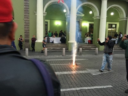 Por segundo día comerciantes de chispitas, y otros artículos de pirotecnia bloquearon el calles del centro de Xalapa exigiendo a las autoridades permitan la venta de sus productos en la vía pública. Aseguran que en años anteriores sí les daban permisos.
