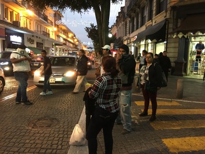 Por segundo día comerciantes de chispitas, y otros artículos de pirotecnia bloquearon el calles del centro de Xalapa exigiendo a las autoridades permitan la venta de sus productos en la vía pública. Aseguran que en años anteriores sí les daban permisos.