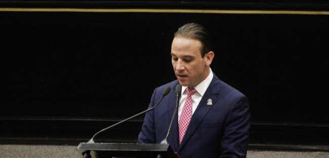 El diputado Juan Manuel Unánue Abascal, a nombre de las diputadas y diputados del Grupo Legislativo del Partido Acción Nacional (PAN) en el Congreso de Veracruz, presentó la iniciativa de decreto para reformar el artículo 15 del Código de Derechos de la entidad que permitiría reducir al 50 por ciento el costo de licencia permanente a motociclistas.