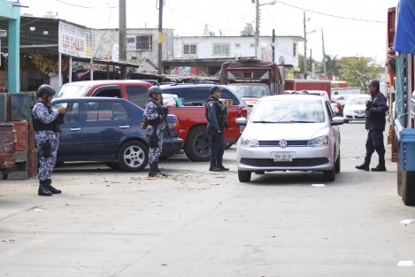 Elementos de Seguridad Pública Estatal y de la Policía Naval, montaron un  operativo de búsqueda de material explosivo en el Mercado Malibrán. Durante la acción policiaca, se revisaron vehículos en la entrada y salida de la central de abastos.  