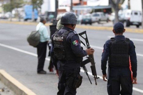Elementos de Seguridad Pública Estatal y de la Policía Naval, montaron un  operativo de búsqueda de material explosivo en el Mercado Malibrán. Durante la acción policiaca, se revisaron vehículos en la entrada y salida de la central de abastos.  