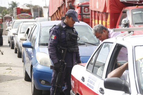 Elementos de Seguridad Pública Estatal y de la Policía Naval, montaron un  operativo de búsqueda de material explosivo en el Mercado Malibrán. Durante la acción policiaca, se revisaron vehículos en la entrada y salida de la central de abastos.  