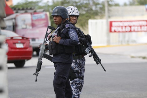 Elementos de Seguridad Pública Estatal y de la Policía Naval, montaron un  operativo de búsqueda de material explosivo en el Mercado Malibrán. Durante la acción policiaca, se revisaron vehículos en la entrada y salida de la central de abastos.  