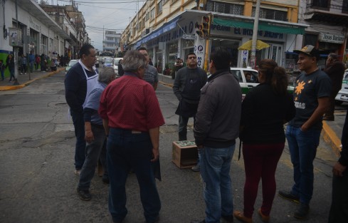 Locatarios del mercado Jáuregui se manifestaron esta mañana; están en contra del permiso que el Ayuntamiento de Xalapa autorizó a diversos vendedores ambulantes que se instalaron en la calle Altamirano esquina con Revolución. 