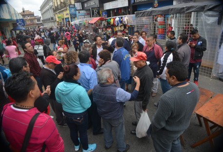 Locatarios del mercado Jáuregui se manifestaron esta mañana; están en contra del permiso que el Ayuntamiento de Xalapa autorizó a diversos vendedores ambulantes que se instalaron en la calle Altamirano esquina con Revolución. 