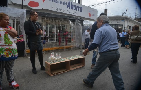 Locatarios del mercado Jáuregui se manifestaron esta mañana; están en contra del permiso que el Ayuntamiento de Xalapa autorizó a diversos vendedores ambulantes que se instalaron en la calle Altamirano esquina con Revolución. 