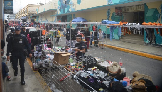 Locatarios del mercado Jáuregui se manifestaron esta mañana; están en contra del permiso que el Ayuntamiento de Xalapa autorizó a diversos vendedores ambulantes que se instalaron en la calle Altamirano esquina con Revolución. 