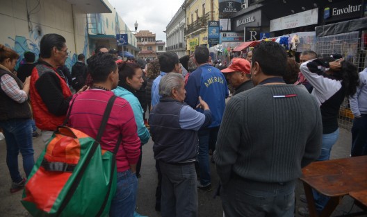 Locatarios del mercado Jáuregui se manifestaron esta mañana; están en contra del permiso que el Ayuntamiento de Xalapa autorizó a diversos vendedores ambulantes que se instalaron en la calle Altamirano esquina con Revolución. 