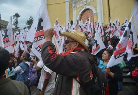 Peregrinos políticos simpatizantes del Movimento Cardenista, encabezados por su recién desempacado  líder Antonio Luna, se manifestaron en Plaza Lerdo. Exigen una audiencia con el gobernador.