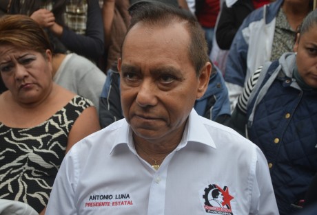 Peregrinos políticos simpatizantes del Movimento Cardenista, encabezados por su recién desempacado  líder Antonio Luna, se manifestaron en Plaza Lerdo. Exigen una audiencia con el gobernador.