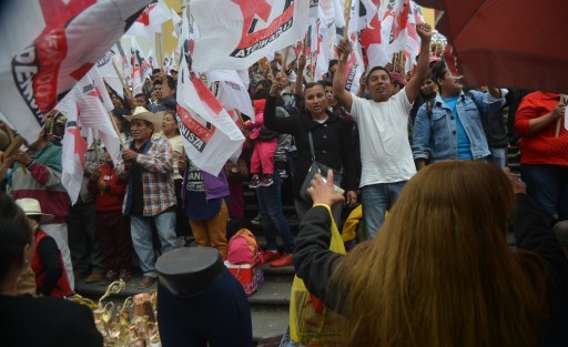 Peregrinos políticos simpatizantes del Movimento Cardenista, encabezados por su recién desempacado  líder Antonio Luna, se manifestaron en Plaza Lerdo. Exigen una audiencia con el gobernador.