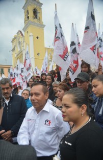 Peregrinos políticos simpatizantes del Movimento Cardenista, encabezados por su recién desempacado  líder Antonio Luna, se manifestaron en Plaza Lerdo. Exigen una audiencia con el gobernador.
