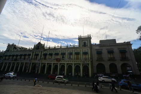 Palacio de Gobierno del Estado de Veracruz. El edificio actual fue construido entre los años 1936 y 1940. Anteriormente en el lugar hubo otro edificio, que funcionaba como Palacio Municipal de Xalapa, pero al trasladarse los poderes estatales a Xalapa, pasó a ser sede del Gobierno del Estado.