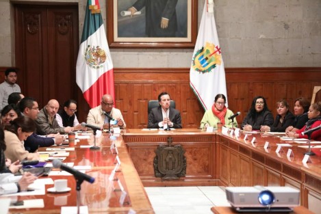Durante la Sexta Mesa de Trabajo con Colectivos de Familiares de Personas Desaparecidas, el gobernador Cuitláhuac García Jiménez reiteró el compromiso de la administración estatal de dar prioritaria atención a la problemática de las desapariciones forzadas.