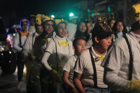 Jóvenes del Movimiento #nuevaevangelización realizaron su tradicional #CaravanaNavideña por calles de #Xalapa. Invitando a las personas a vivir en estas fiestas los verdaderos significado, valores y tradiciones de la Navidad. 
