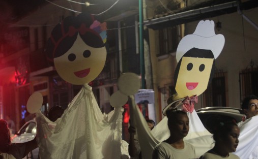 Jóvenes del Movimiento #nuevaevangelización realizaron su tradicional #CaravanaNavideña por calles de #Xalapa. Invitando a las personas a vivir en estas fiestas los verdaderos significado, valores y tradiciones de la Navidad. 