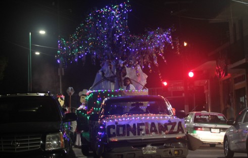 Jóvenes del Movimiento #nuevaevangelización realizaron su tradicional #CaravanaNavideña por calles de #Xalapa. Invitando a las personas a vivir en estas fiestas los verdaderos significado, valores y tradiciones de la Navidad. 