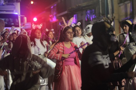 Jóvenes del Movimiento #nuevaevangelización realizaron su tradicional #CaravanaNavideña por calles de #Xalapa. Invitando a las personas a vivir en estas fiestas los verdaderos significado, valores y tradiciones de la Navidad. 