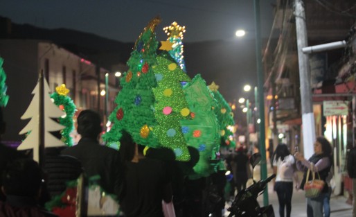Jóvenes del Movimiento #nuevaevangelización realizaron su tradicional #CaravanaNavideña por calles de #Xalapa. Invitando a las personas a vivir en estas fiestas los verdaderos significado, valores y tradiciones de la Navidad. 