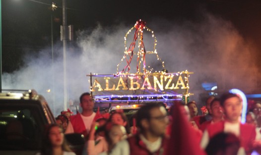 Jóvenes del Movimiento #nuevaevangelización realizaron su tradicional #CaravanaNavideña por calles de #Xalapa. Invitando a las personas a vivir en estas fiestas los verdaderos significado, valores y tradiciones de la Navidad. 