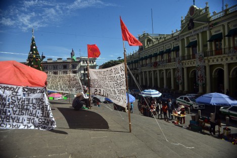 Con el pretexto de manifestarse integrantes de MILES sacan para su pavo con la venta de sus productos hasta en domingo en las escalinatas de la catedral.