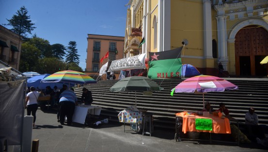Con el pretexto de manifestarse integrantes de Miles sacan para su pavo con la venta de sus productos hasta en domingo en las escalinatas de la catedral.  
