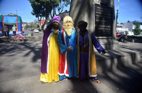 Jóvenes vestidos de Reyes Magos caminan en el parque de Los Berros saludando a niños y tomando fotos con las personas. 