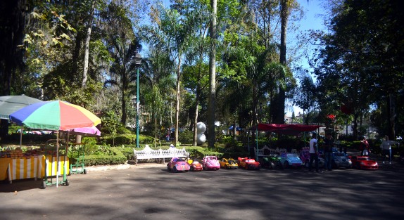 En el parque Los Berros, al igual que en otros de la capital, el comercio informal invade cada vez más espacios en días de asueto, sin que haya, desde hace muchos años, autoridad que pueda poner orden.  