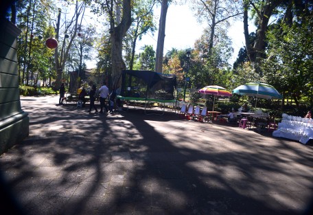 En el parque Los Berros, al igual que en otros de la capital, el comercio informal invade cada vez más espacios en días de asueto, sin que haya, desde hace muchos años, autoridad que pueda poner orden.  