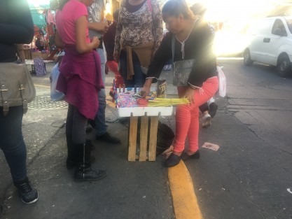 Haiga sido como haiga sido, comerciantes de cohetes siguen ofreciendo sus productos en las calles del centro de Xalapa.  