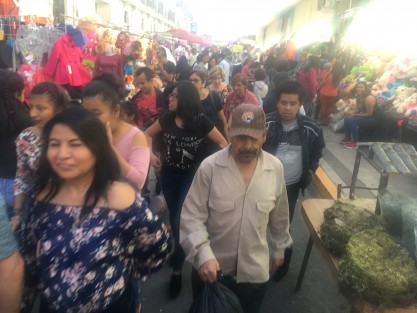 Convertida en una romería la calle de Altamirano, la cual fue invadida por comerciantes  