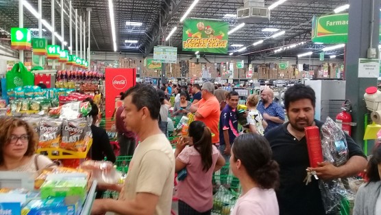 Mercados y súpermercados llenos por las compras de último minuto. Personas acuden de forma masiva, para adquirir productos para la cena de Nochebuena.