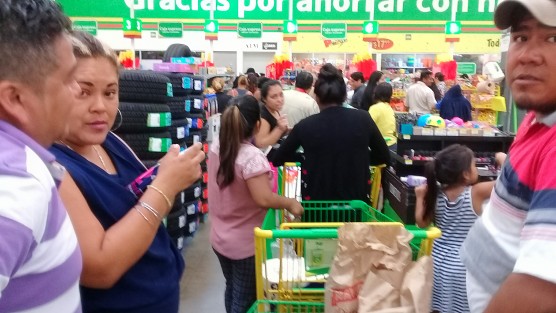 Mercados y súpermercados llenos por las compras de último minuto. Personas acuden de forma masiva, para adquirir productos para la cena de Nochebuena.
