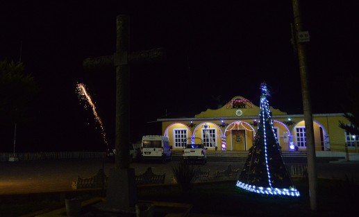 Con la visita de cientos de personas a los diferentes nacimientos que se colocan en nueve distintos hogares, se llevó a cabo la tradición de las posadas en el Municipio de Mihuatlán, Ver..