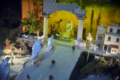 Con la visita de cientos de personas a los diferentes nacimientos que se colocan en nueve distintos hogares, se llevó a cabo la tradición de las posadas en el Municipio de Mihuatlán, Ver..