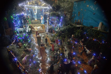Con la visita de cientos de personas a los diferentes nacimientos que se colocan en nueve distintos hogares, se llevó a cabo la tradición de las posadas en el Municipio de Mihuatlán, Ver..