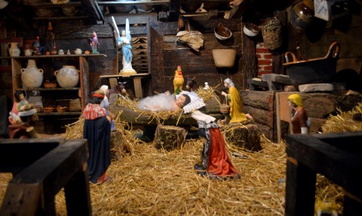 Con la visita de cientos de personas a los diferentes nacimientos que se colocan en nueve distintos hogares, se llevó a cabo la tradición de  las posadas en el Municipio de Mihuatlán, Ver..