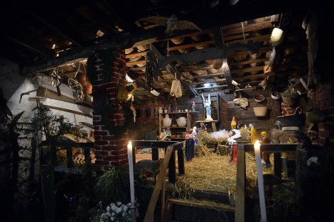 Con la visita de cientos de personas a los diferentes nacimientos que se colocan en nueve distintos hogares, se llevó a cabo la tradición de  las posadas en el Municipio de Mihuatlán, Ver..