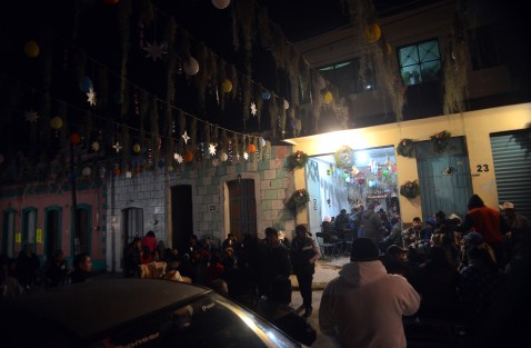 con un rosario previo en cada nacimiento las personas comienzan su recorrido por el municipio  y van recibiendo sus bueñoles, `ponche, atole y mas.