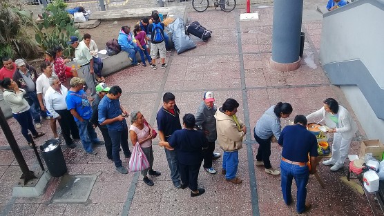 Algunas personas acuden en Navidad, al Hospital de Alta Especialidad de Veracruz, para compartir tamales, tortas y café, con familiares de pacientes internados. 