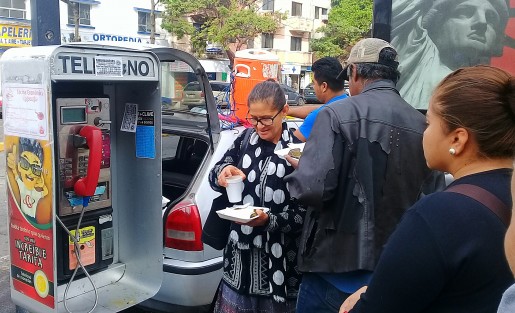 Algunas personas acuden en Navidad, al Hospital de Alta Especialidad de Veracruz, para compartir tamales, tortas y café, con familiares de pacientes internados. 