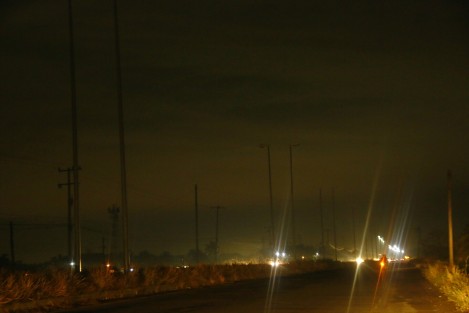 Luminarias de la carretera Boca del Río Medellín, funcionan sólo del lado del municipio boqueño. En Medellín, no encienden y el tramo carretero de su demarcación permanece a oscuras. En el último mes, los accidentes automovilísticos se han incrementado.