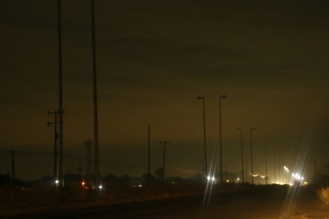 Luminarias de la carretera Boca del Río Medellín, funcionan sólo del lado del municipio boqueño. En Medellín, no encienden y el tramo carretero de su demarcación permanece a oscuras. En el último mes, los accidentes automovilísticos se han incrementado.
