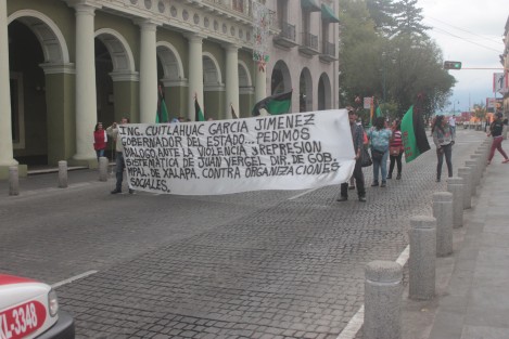 MILES que son como 20 volvieron a bloquear la circulación frente al palacio de Gobierno, este 25 de diciembre.  